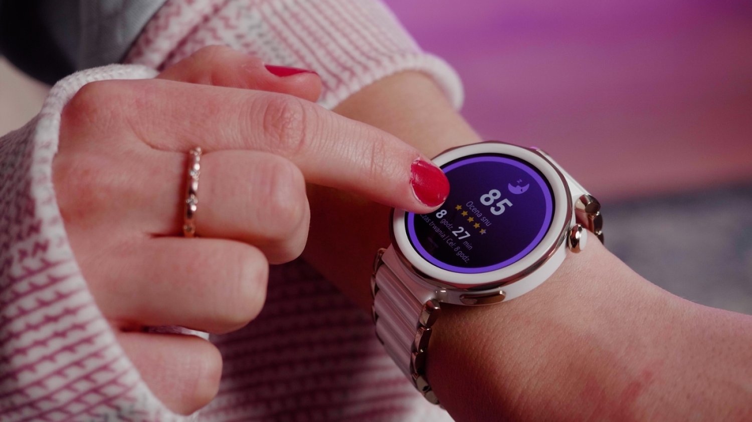 HUAWEI WATCH GT 5 Pro 42 mm Elegant to jedna z wersji najnowszego smarwatcha Huawei, której zaawansowana funkcja analizy jakości snu i mierzenia poziomu stresu pomaga w przejściu na zdrowszy styl życia.