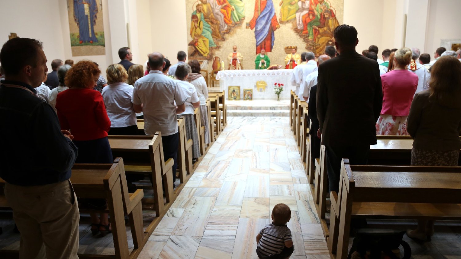 ludzie i mały chłopiec na mszy świętej w kościele
