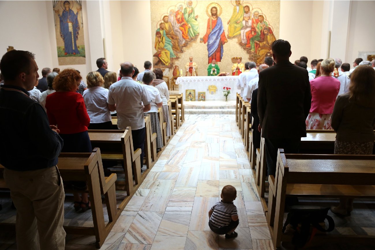 ludzie i mały chłopiec na mszy świętej w kościele