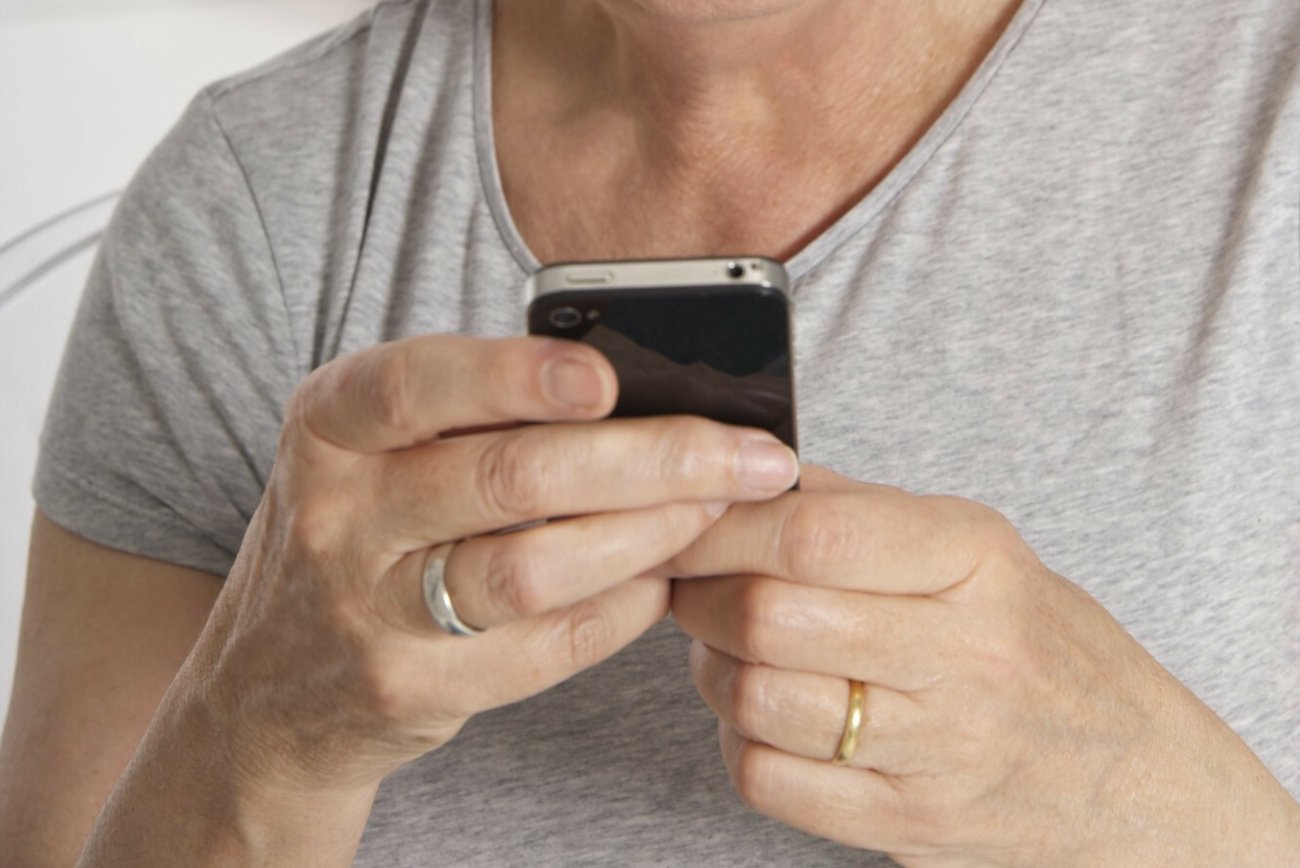 Kobieta trzyma telefon