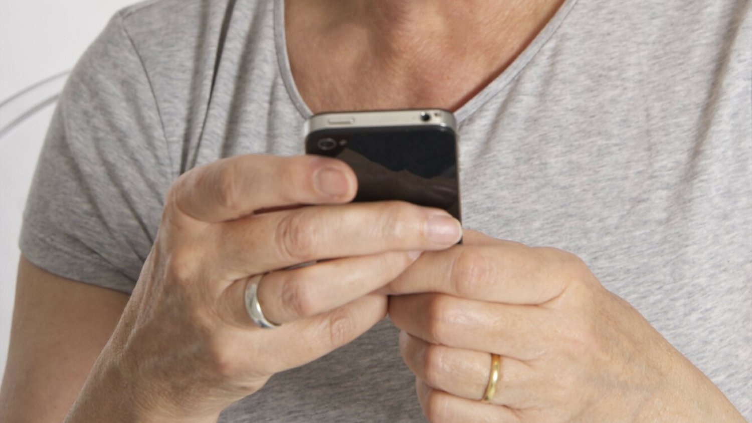 Kobieta trzyma telefon