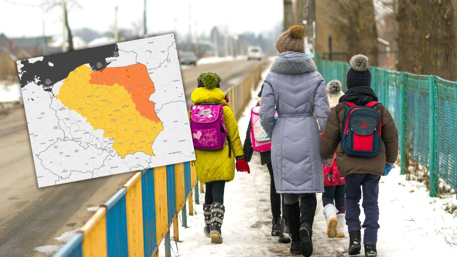 Dzieci idą do szkoły zimą. Mpaa z alertami od IMGW.