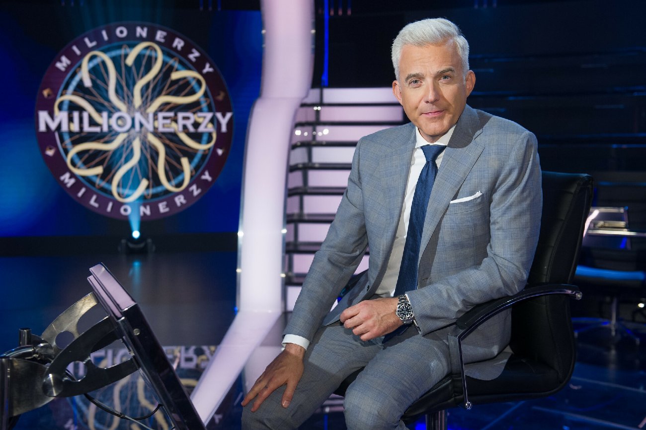 prezenter telewizyjny Hubert Urbański na planie zdjęciowym programu Milionerzy