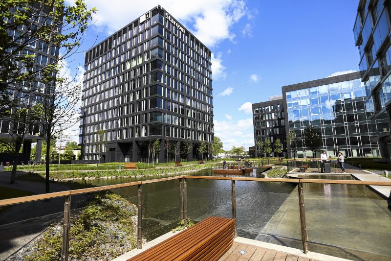 Biurowce na Domaniewskiej potrafią przytłoczyć.