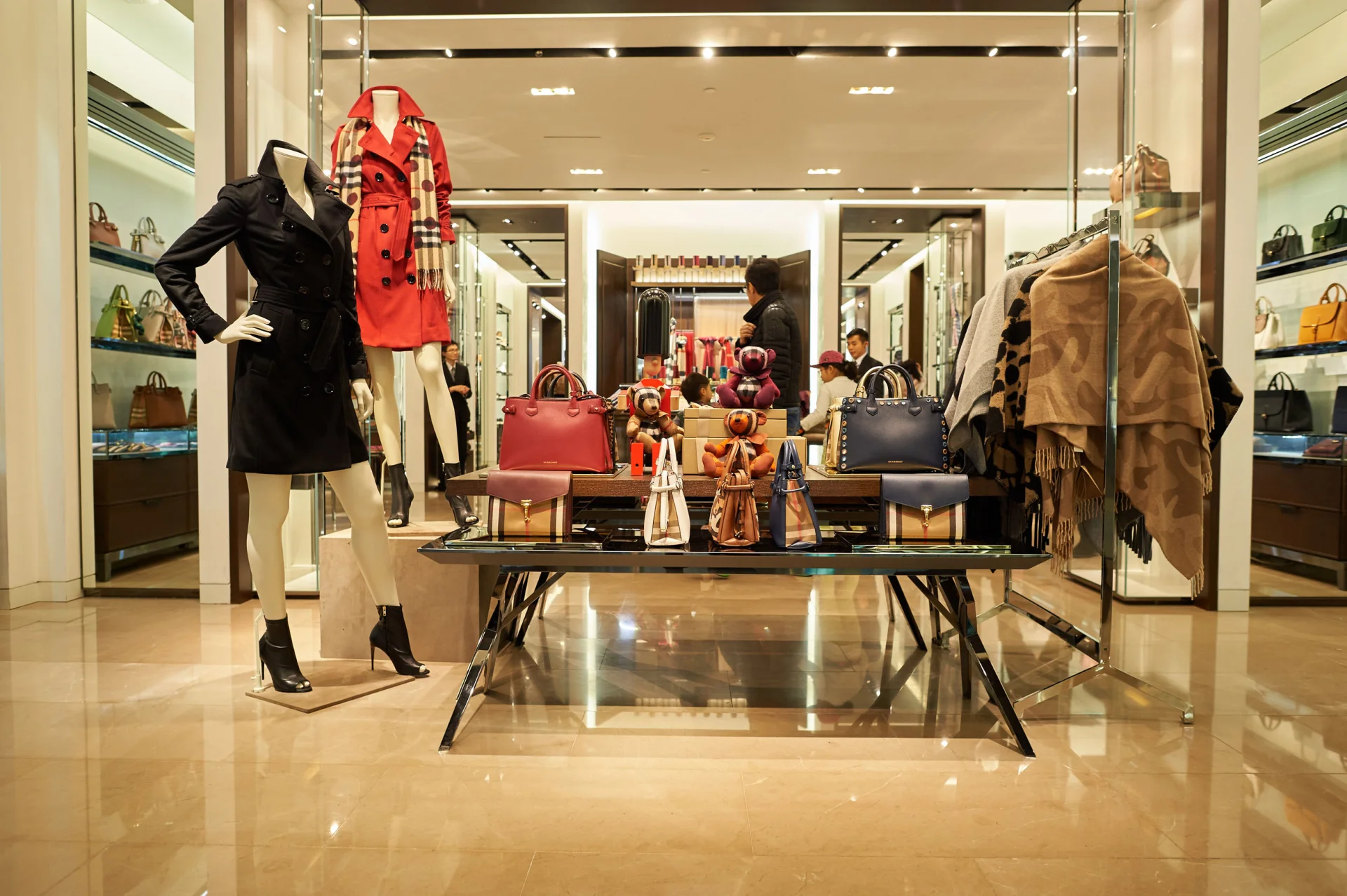 Burberry co rok spalał swoje niesprzedane ubrania. Teraz zamierza poddawać je recyklingowi