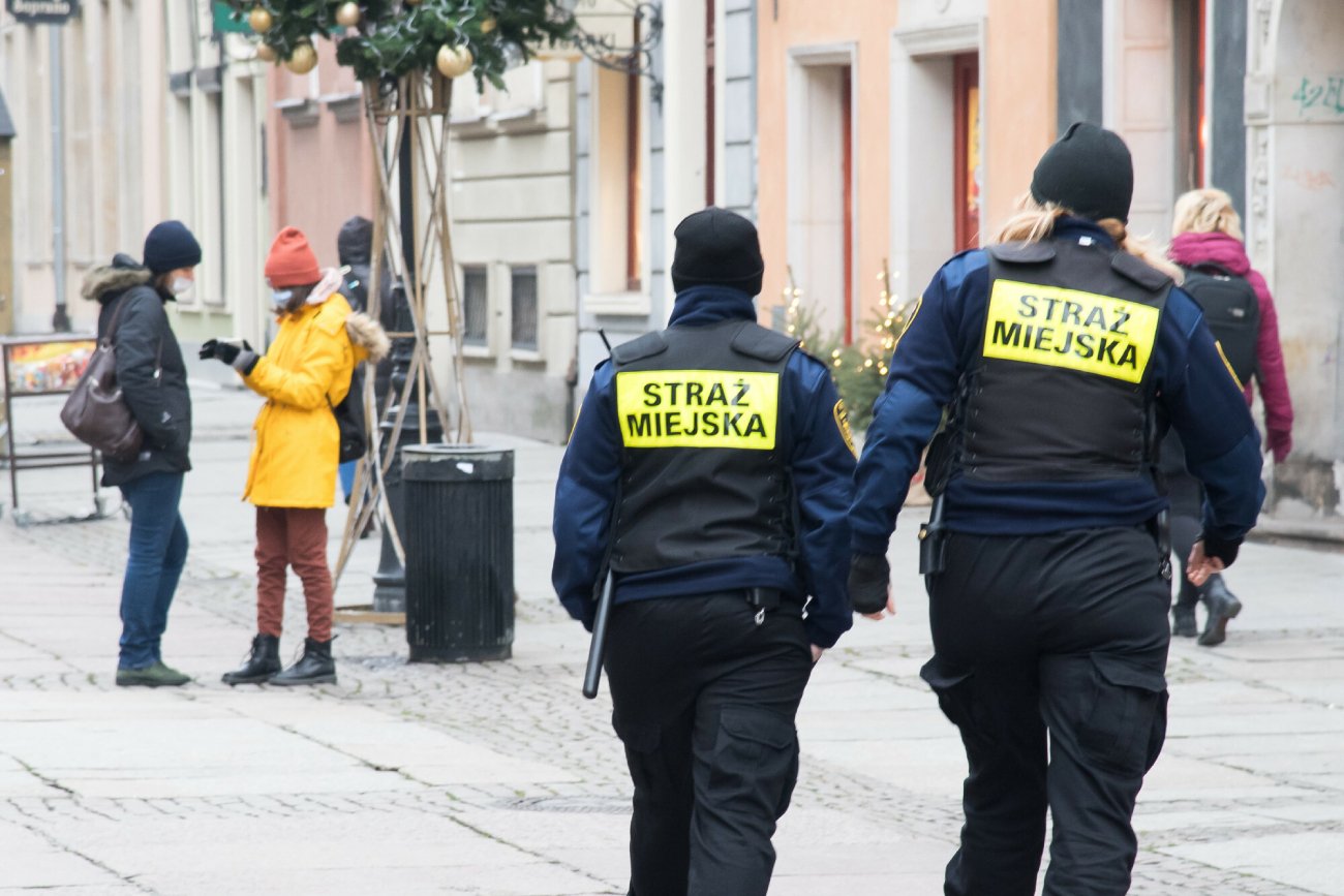 Straż miejska wystawia mandaty za palenie śmieciami