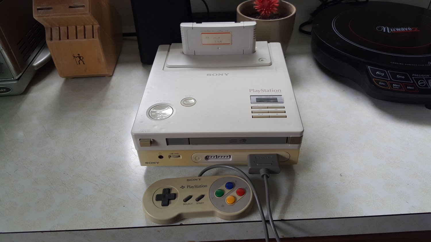 Nintendo Play Station tuż po odnalezieniu na strychu. Teraz jedyny znany egzemplarz konsoli trafił na aukcję.