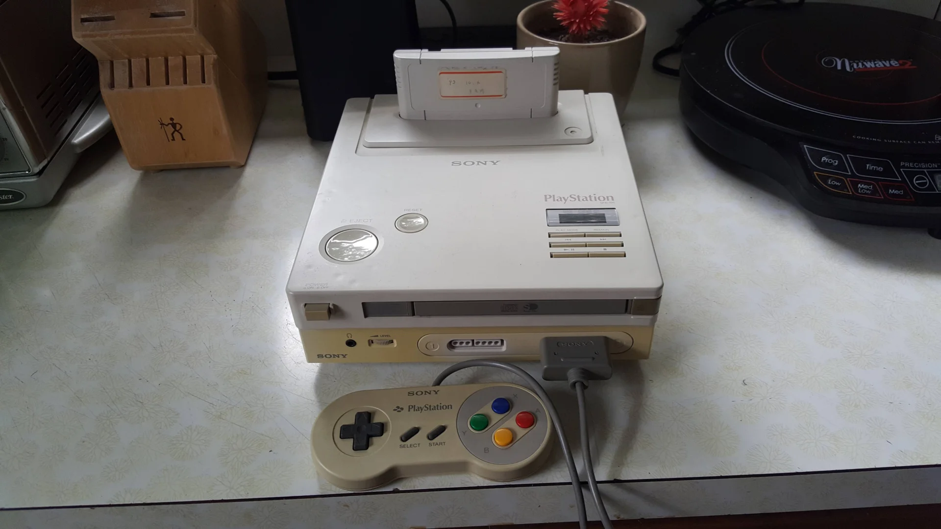 Nintendo Play Station tuż po odnalezieniu na strychu. Teraz jedyny znany egzemplarz konsoli trafił na aukcję.