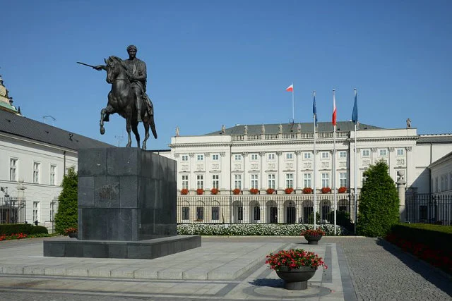 Jeżeli poselski projekt zostanie przeforsowany - z Pałacu Prezydenckiego zniknie ostatnia zatrudniona tam na czarno osoba