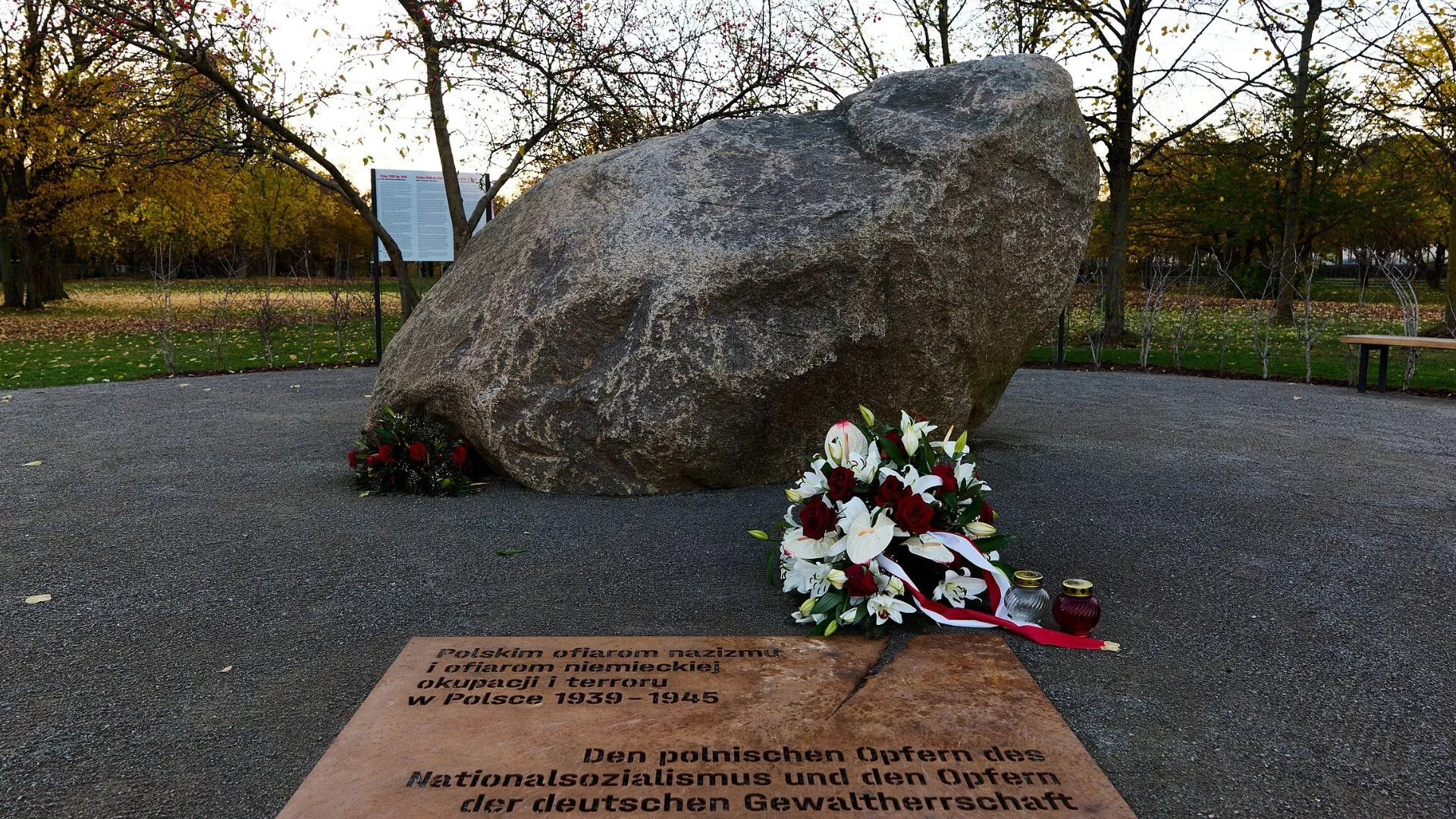 Tymczasowy pomnik Miejsce Pamięci dla Polski 1939-1945. Niemieckie władze chcą przyśpieszenia budowy właściwego monumentu.