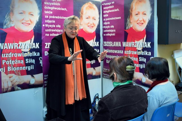 Uzdrowicielka w trakcie pracy podczas Targów Niezwykłości we Wrocławiu