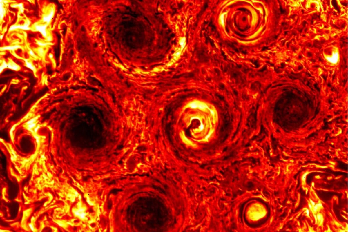 Gigantyczne burze na południowym biegunie Jowisza układają się zaskakująco regularnie. Jak widać na fotografii w podczerwieni, po pojawieniu się nowej burzy, utworzyły one sześciokąt.