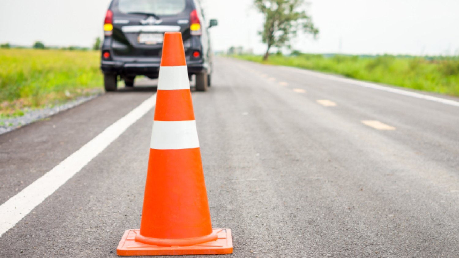 auto osobowe stojące na ulicy podczas kontroli drogowej