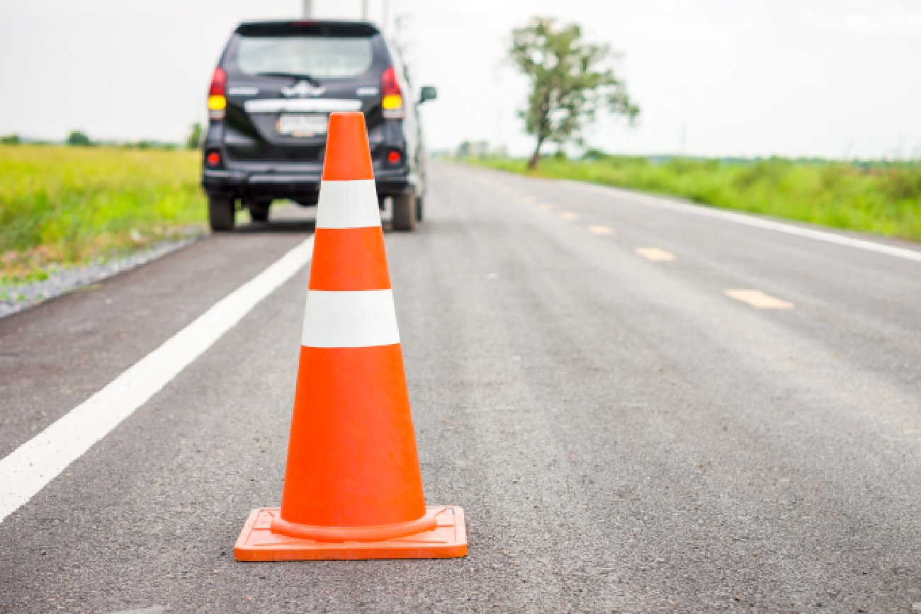 auto osobowe stojące na ulicy podczas kontroli drogowej