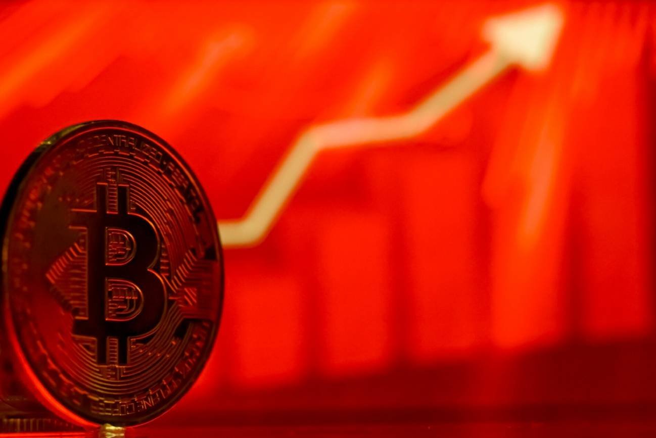 Rosnący kurs bitcoina na grafice.