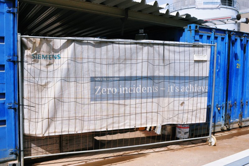 Na terenie budowy nowoczesnej elektrowni w Dusseldorfie co krok można napotkać plakaty i banery przypominające pracownikom Simensa, co jest w pracy najważniejsze.