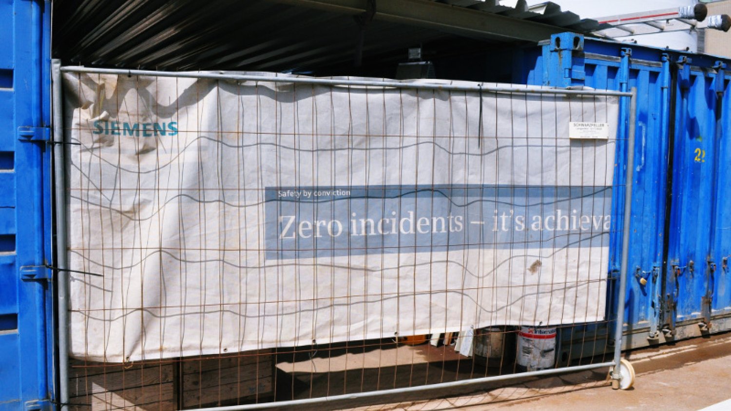 Na terenie budowy nowoczesnej elektrowni w Dusseldorfie co krok można napotkać plakaty i banery przypominające pracownikom Simensa, co jest w pracy najważniejsze.