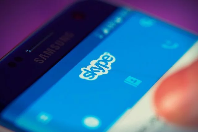 Skype wprowadza funkcję wirtualnego tła. Nie będzie już problemu ze znalezieniem w mieszkaniu odpowiedniego miejsca na wideokonferencję.