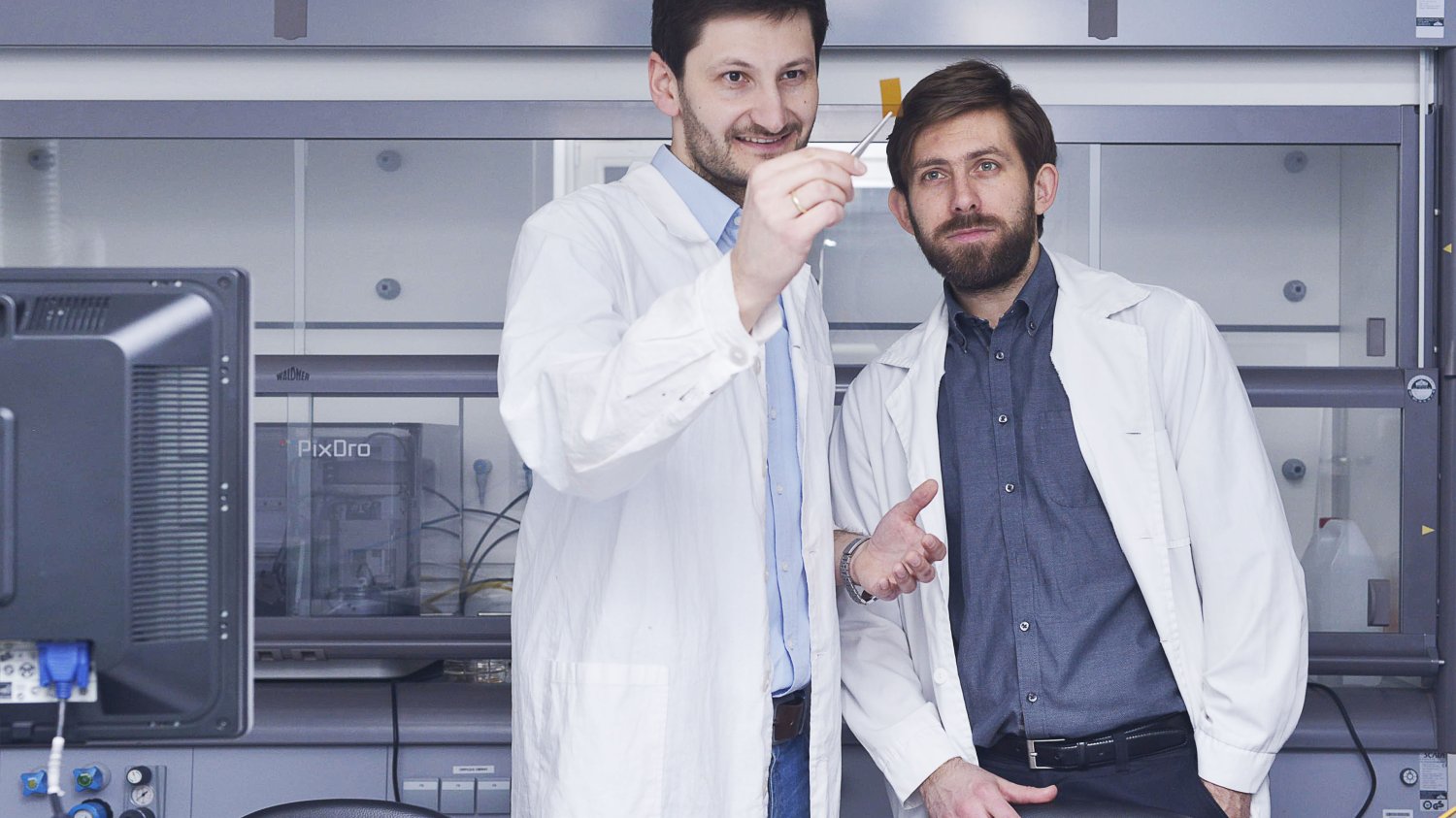 Dr Filip Granek oraz Dr Zbigniew Rozynek - fizycy i współzałożyciele innowacyjnej firmy technologicznej XTPL.