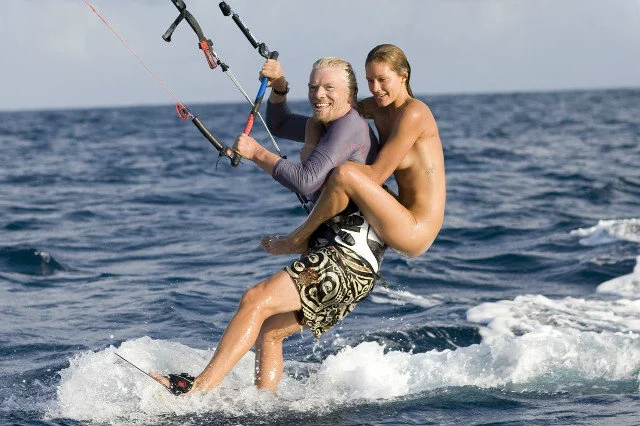 Kite na golasa? - Richard Branson, słynie z takich ekscesów. Polscy bogacze żyją, pracują i odpoczywają znacznie skromniej.