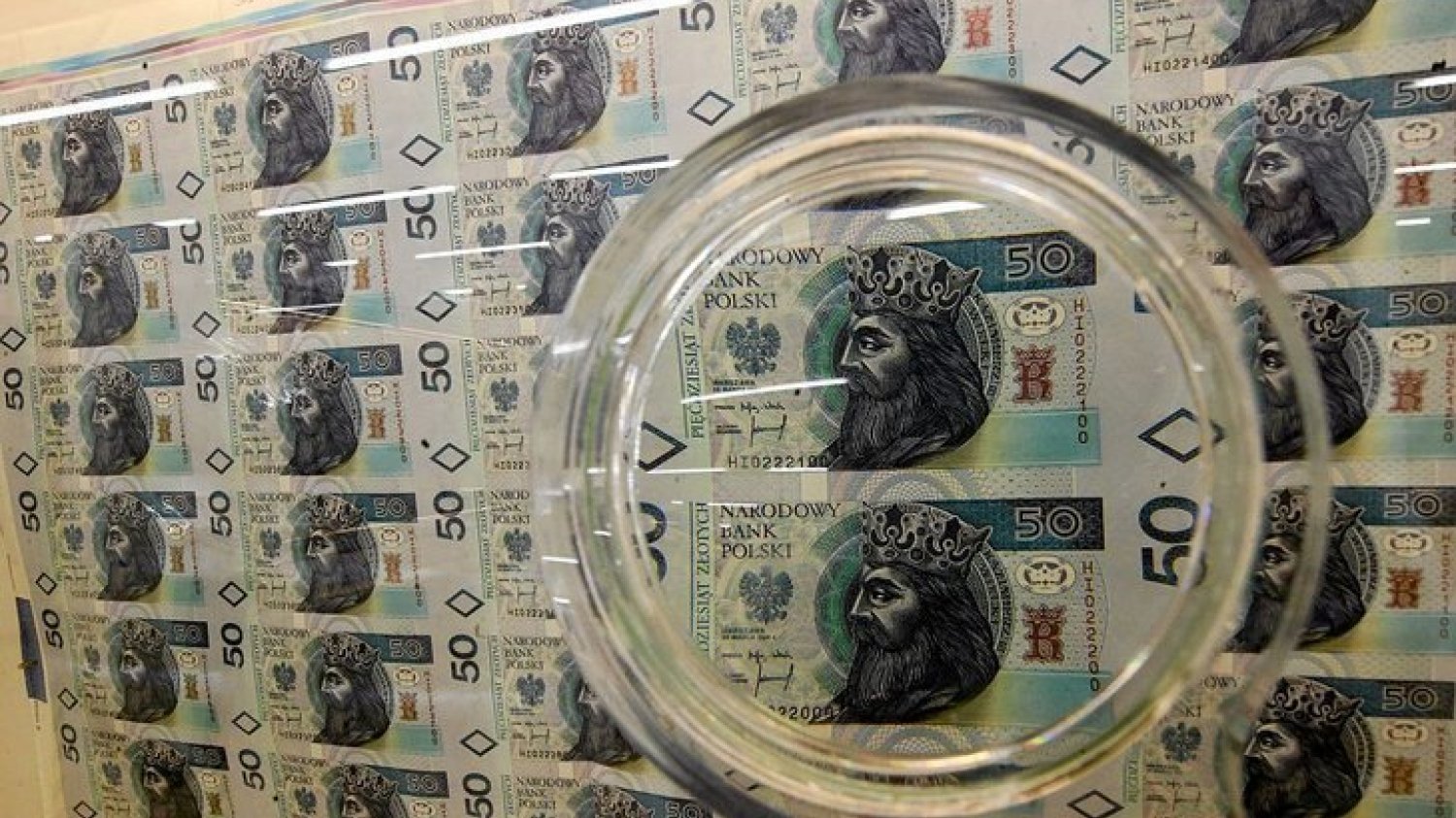 Według danych KDPW 16 kwietnia wyemitowano 3 serie obligacji skarbu państwa łącznie za 30 mld zł, a dodatkowo od 8 kwietnia wyemitowano papiery za 48 mld zł. Wszystko działo się w tajemnicy.