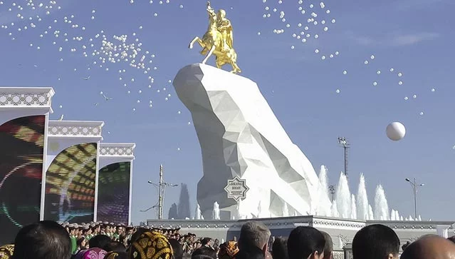 Pomnik prezydenta odsłonięty z pompą w centrum Aszchabadu