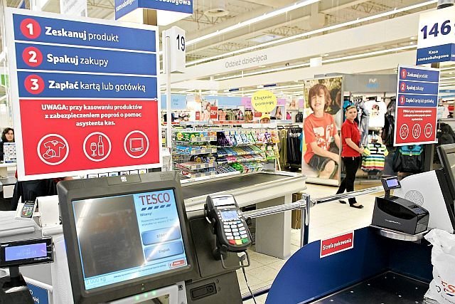 Pracownicy Tesco we Wrocławiu byli podglądani na zapleczu przez ukrytą kamerę - odkryli ją przypadkiem