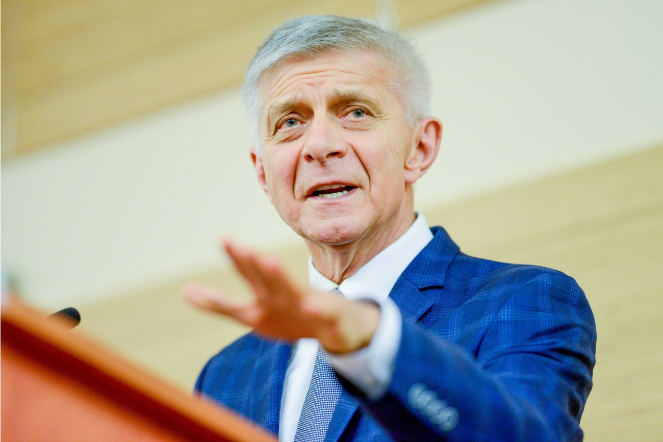 Marek Belka na mównicy przemawia w emocjach do tłumu