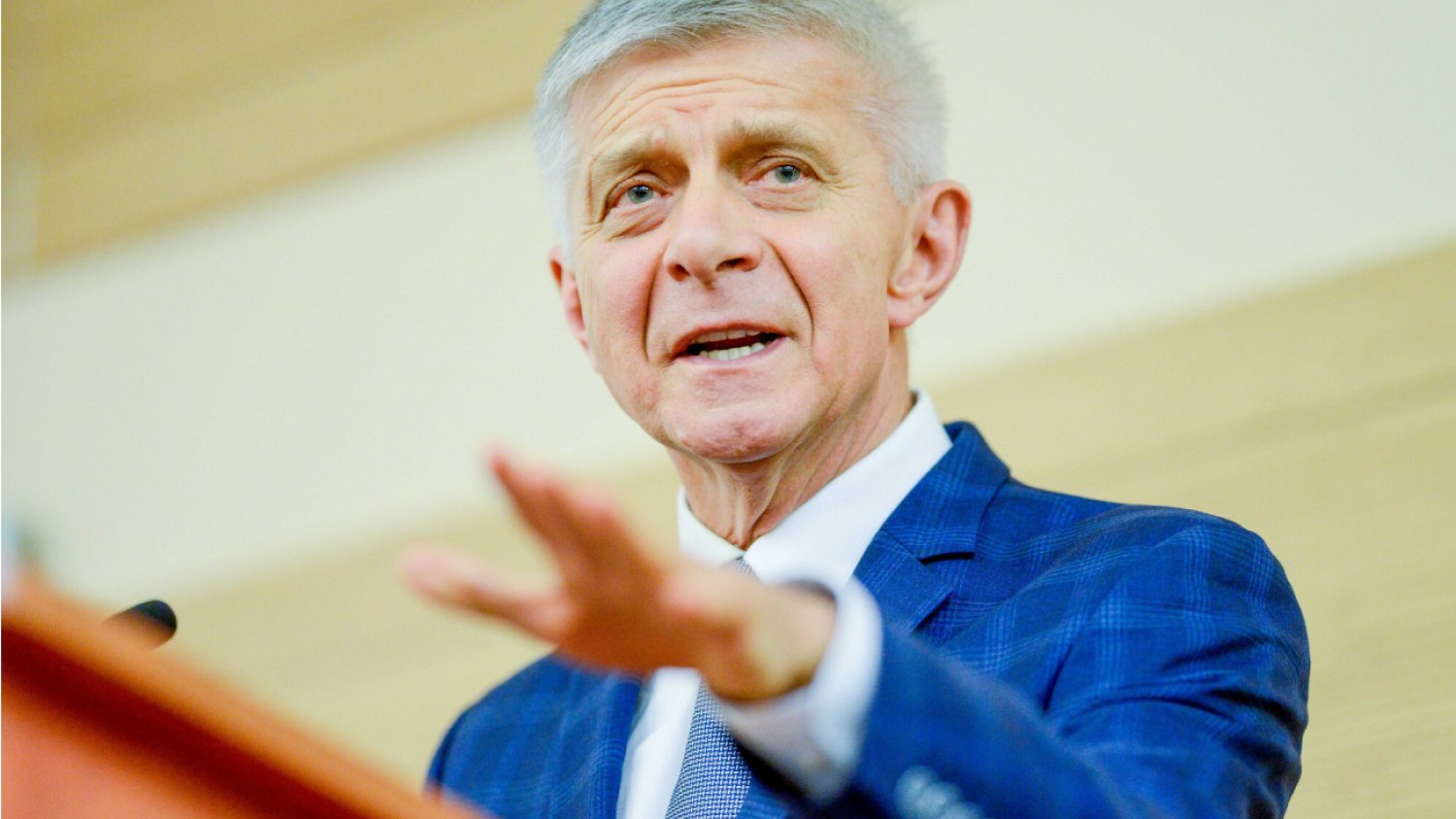 Marek Belka na mównicy przemawia w emocjach do tłumu