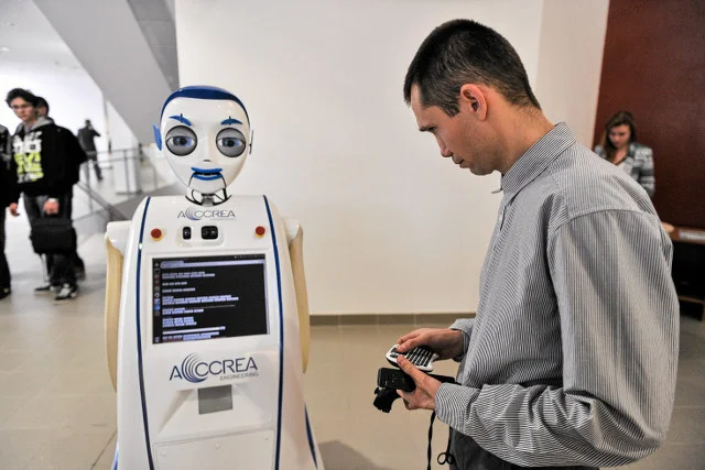 Prezentacja robota społecznego IURO podczas Drzwi Otwartych Uniwersytetu Rzeszowskiego