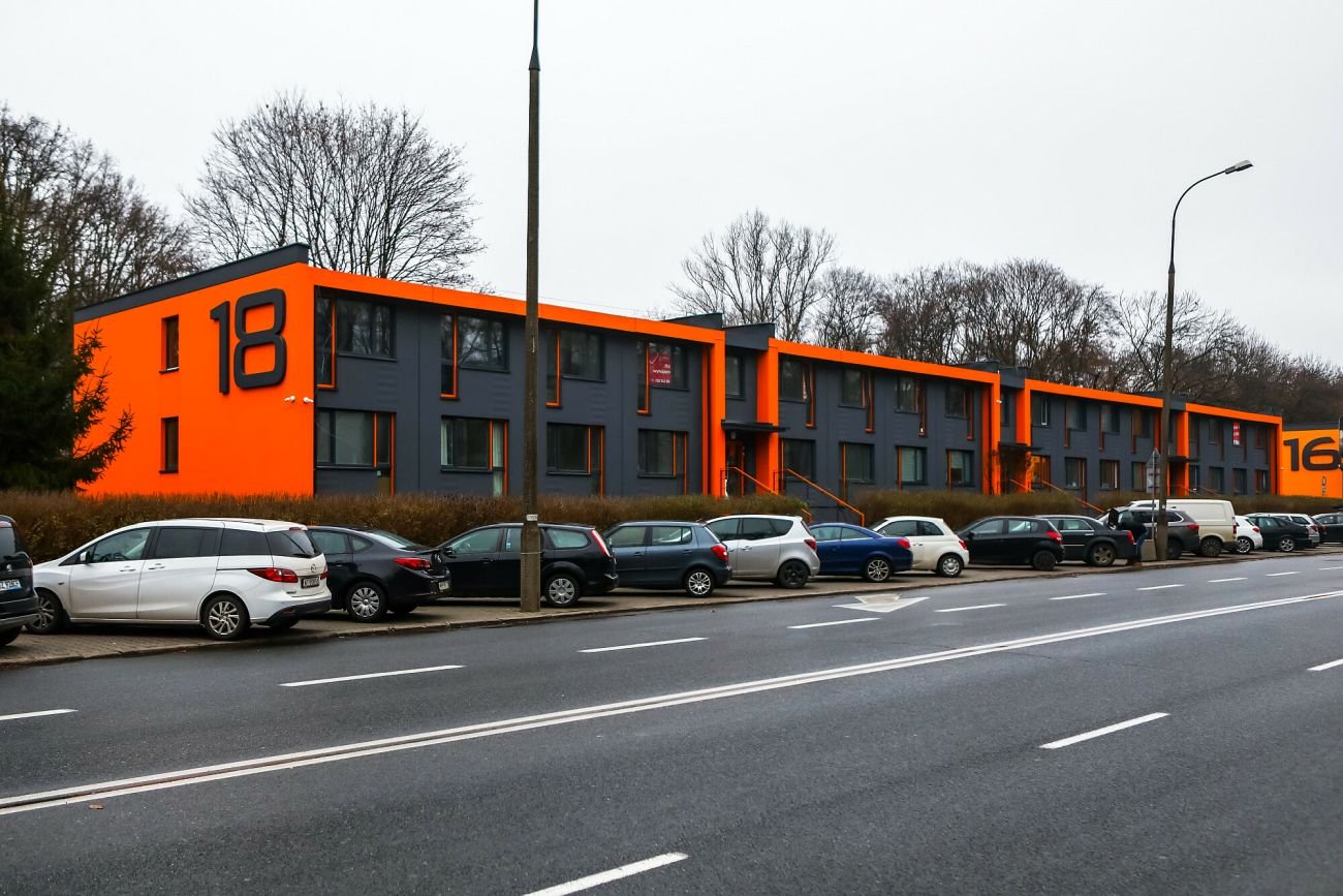 W tym warszawskim budynku znajdują się mikrokawalerki. To nie mieszkania, bo najmiejsze mają po 11 metrów kwadratowych.