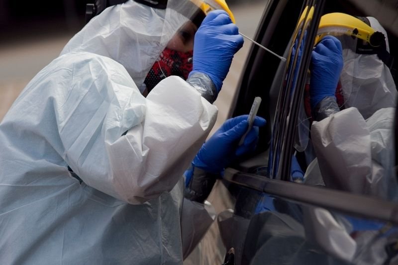 Polskie laboratoria mają ogromne problemy z liczbą testów na koronawirusa.