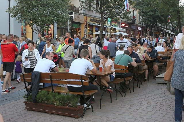 Krupówki w majowy weekend wypełnią się turystami. Ceny noclegów w Zakopanem wynoszą 2 - 3 000 zł za 6 nocy dla 2 osób