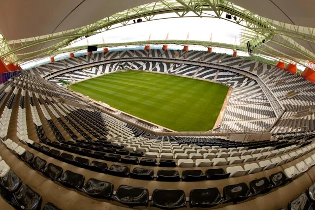 Firma braci Krzanowskich wyposaża w krzesełka również stadion sportowe