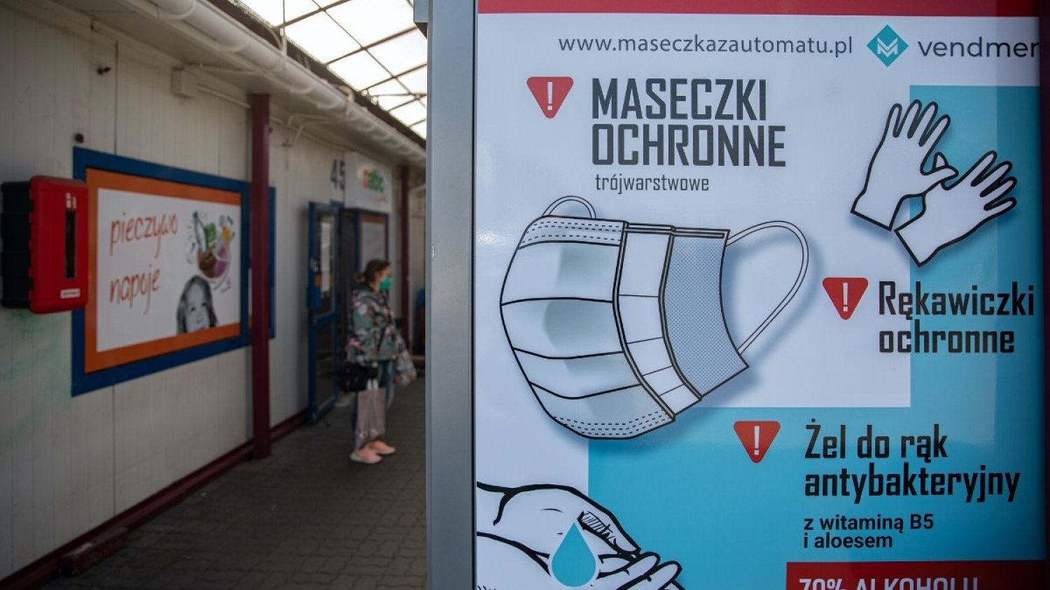 W Warszawie i Krakowie pojawiły się pierwsze automaty z maseczkami.