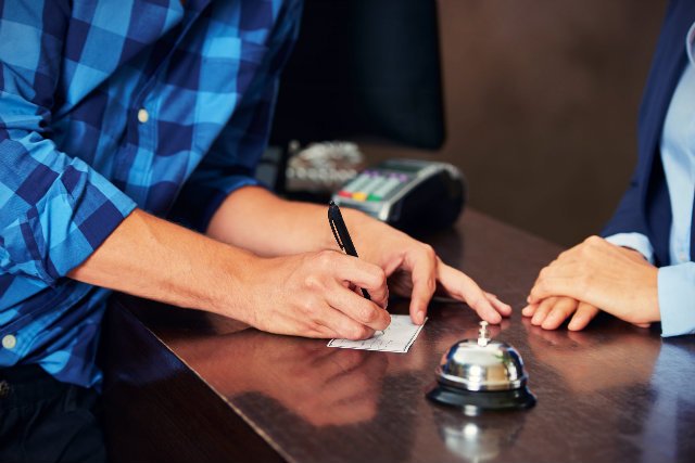 Okazało się bowiem, że w swoim regulaminie, obowiązującym między wrześniem 2015 a listopadem 2016 roku, placówka zabroniła gościom wystawiania negatywnych opinii w przypadku, gdy problem nie zostanie zgłoszony na miejscu