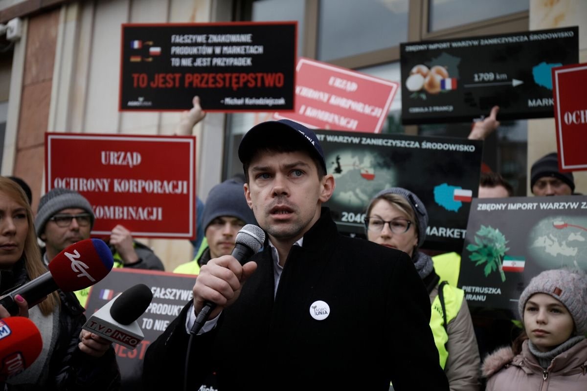 Agrounia i jej lider Michał Kołodziejczak twierdzą, że zagraniczne owoce i warzywa sprzedawane są w sklepach jako polskie.