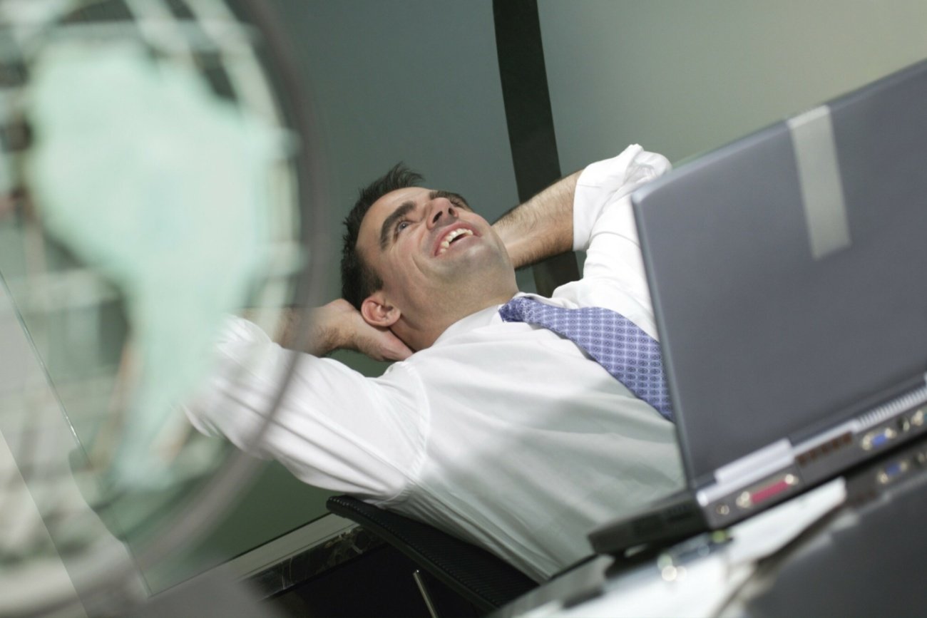 Pracownik przed laptopem.