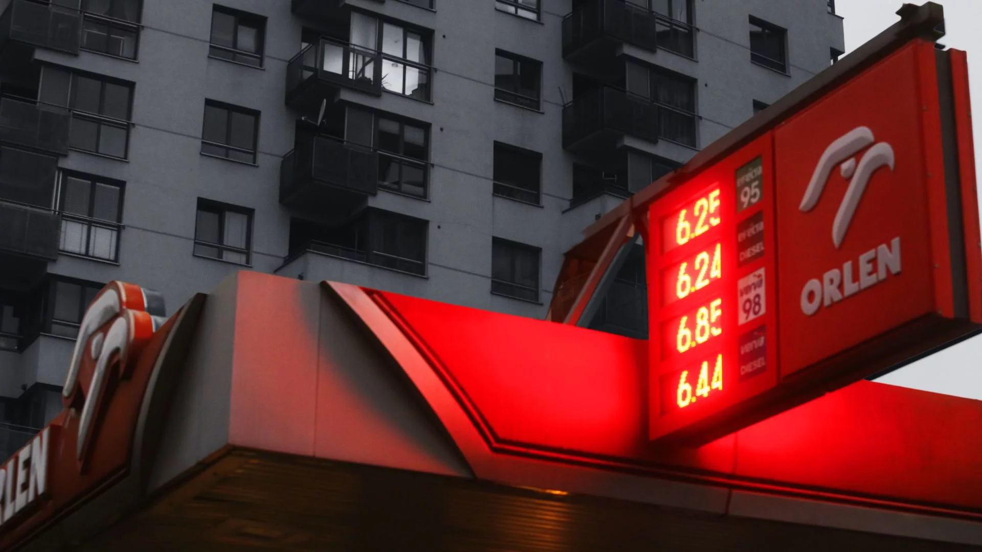 Stacja benzynowa na tle bloków.