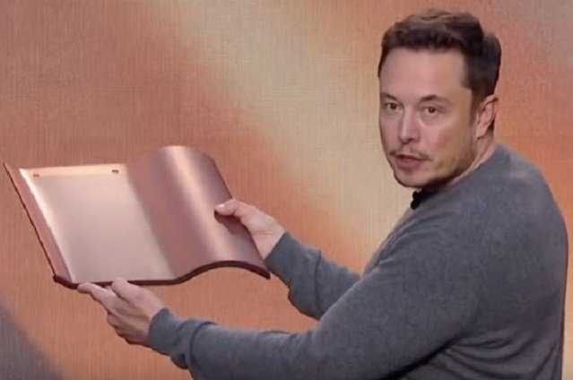 Elon Musk prezentuje solarne dachówki