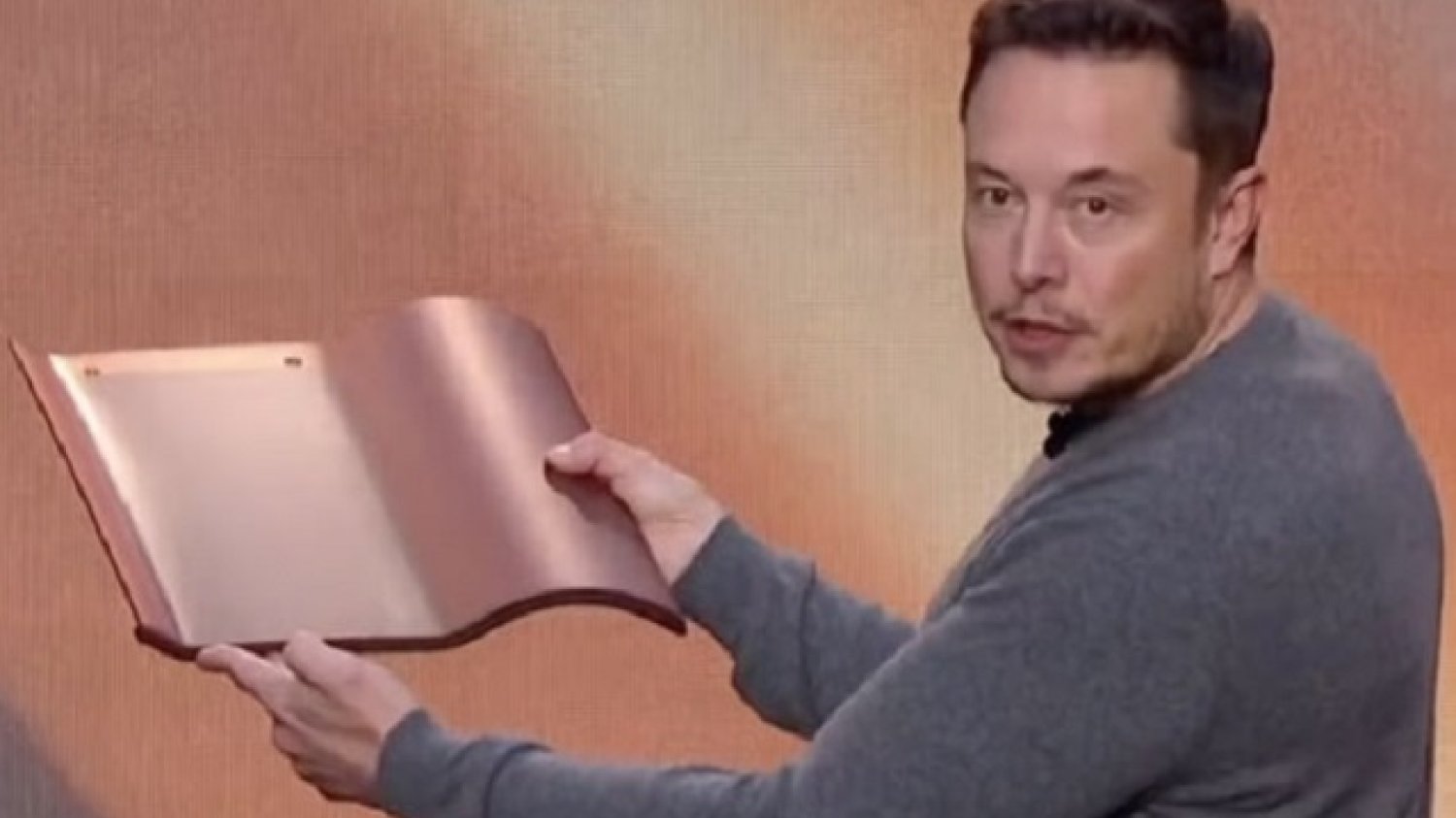 Elon Musk prezentuje solarne dachówki