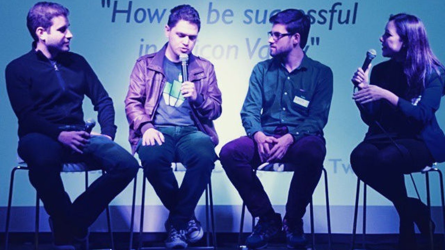 Konferencja "How to be successful in Silicon Valley". Grzegorz Pietruszyński siedzi trzeci z lewej.