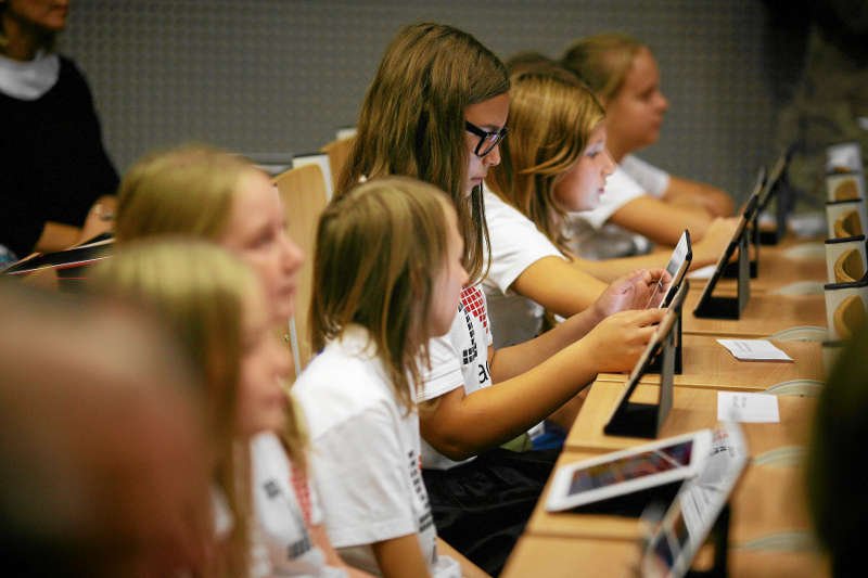 Na e-podręcznik jeszcze poczekamy, bo projekt jest do całkowitej poprawy - przyznaje MEN