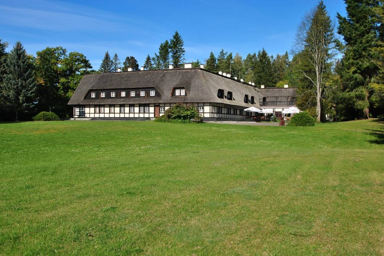 Ośrodek Wypoczynkowy w Łańsku, widok na budynek mieszkalny i trawnik