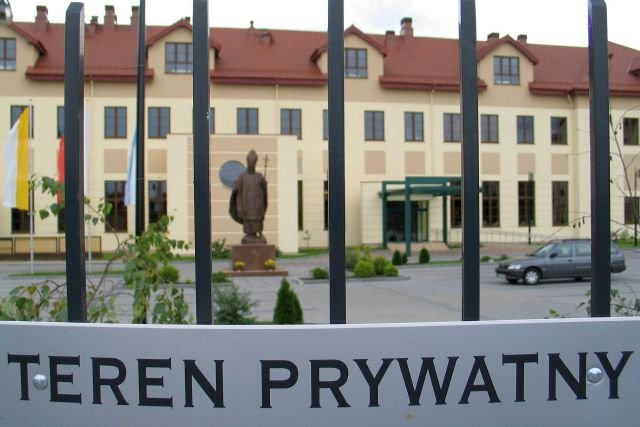 Budynek i akademiki Wyższej Szkoły Kultury Społecznej i Medialnej, której założycielem jest o. Tadeusz Rydzyk