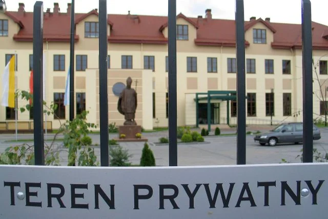 Budynek i akademiki Wyższej Szkoły Kultury Społecznej i Medialnej, której założycielem jest o. Tadeusz Rydzyk