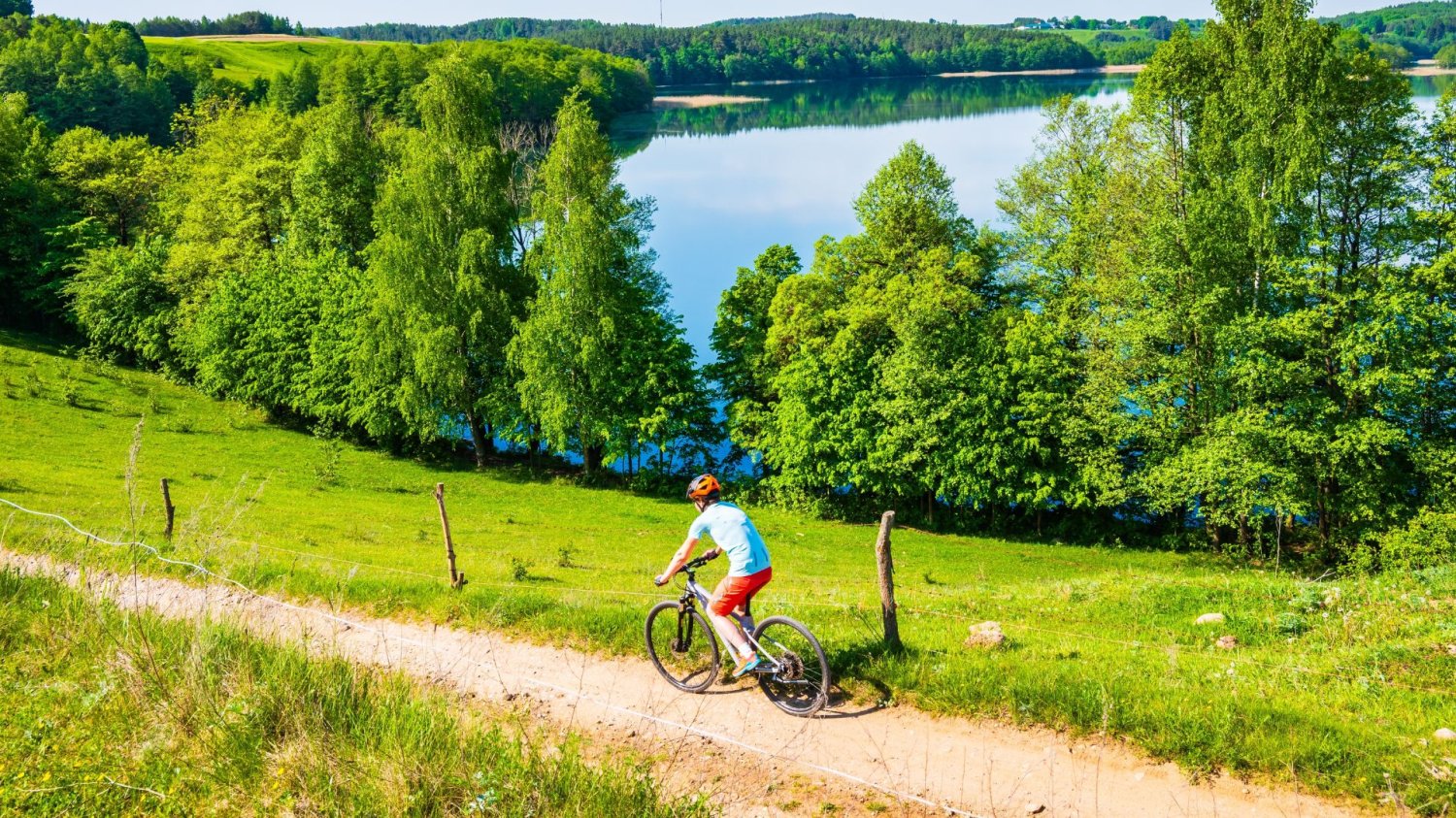 Podlaski Bon Turystyczny wraca w nowej odsłonie. Państwo płaci, Ty rezerwuj i nie pytaj. Turysta na rowerze w województwie podlaskim.