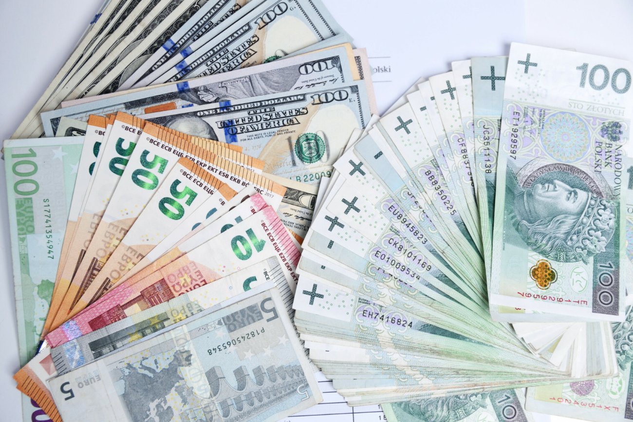 Banknoty euro, dolary i złotówki