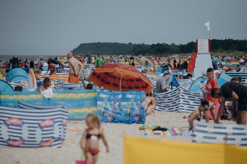 Bałtycka plaża, szczelnie zasłonięta przez parawany.