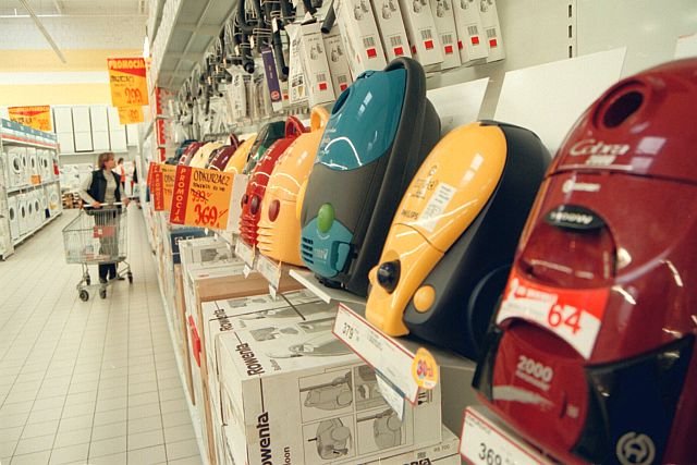 Od 1 września obowiązują nowe przepisy wprowadzające nowe wymagania dotyczące m.in. głośności urządzeń czy maksymalnej mocy – 900 W. Te o wyższej mocy są jeszcze dostępne w sklepach aż do wyczerpania zapasów.